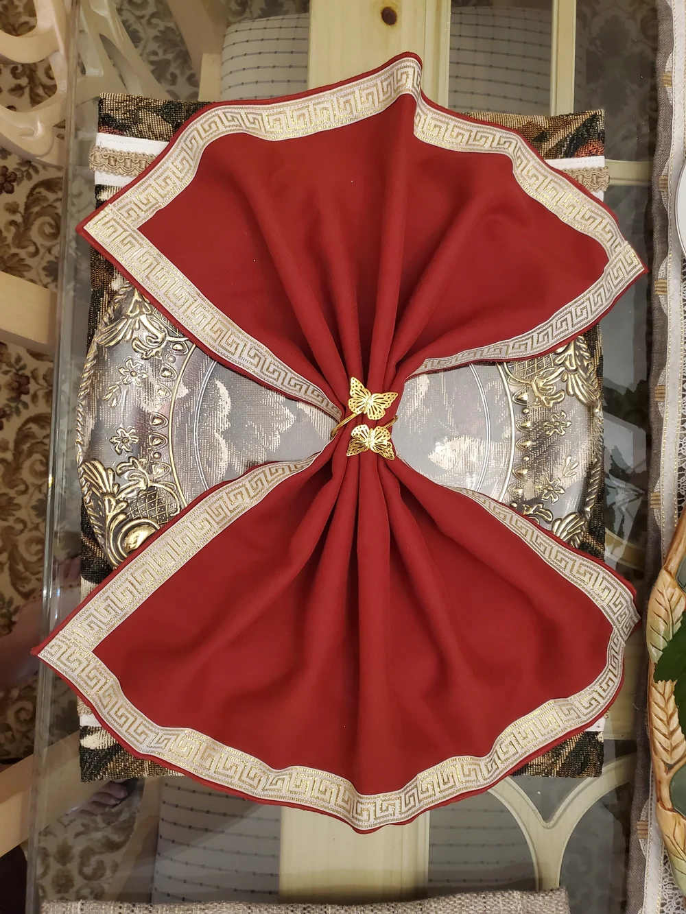 6 Pieces Red Decorative Table Napkin with Gold Trim and Butterfly Clip